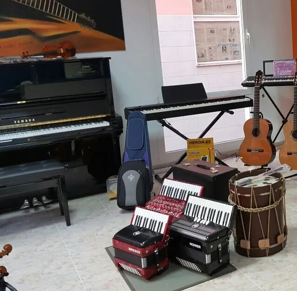 Piano vertical, teclado y acordeones